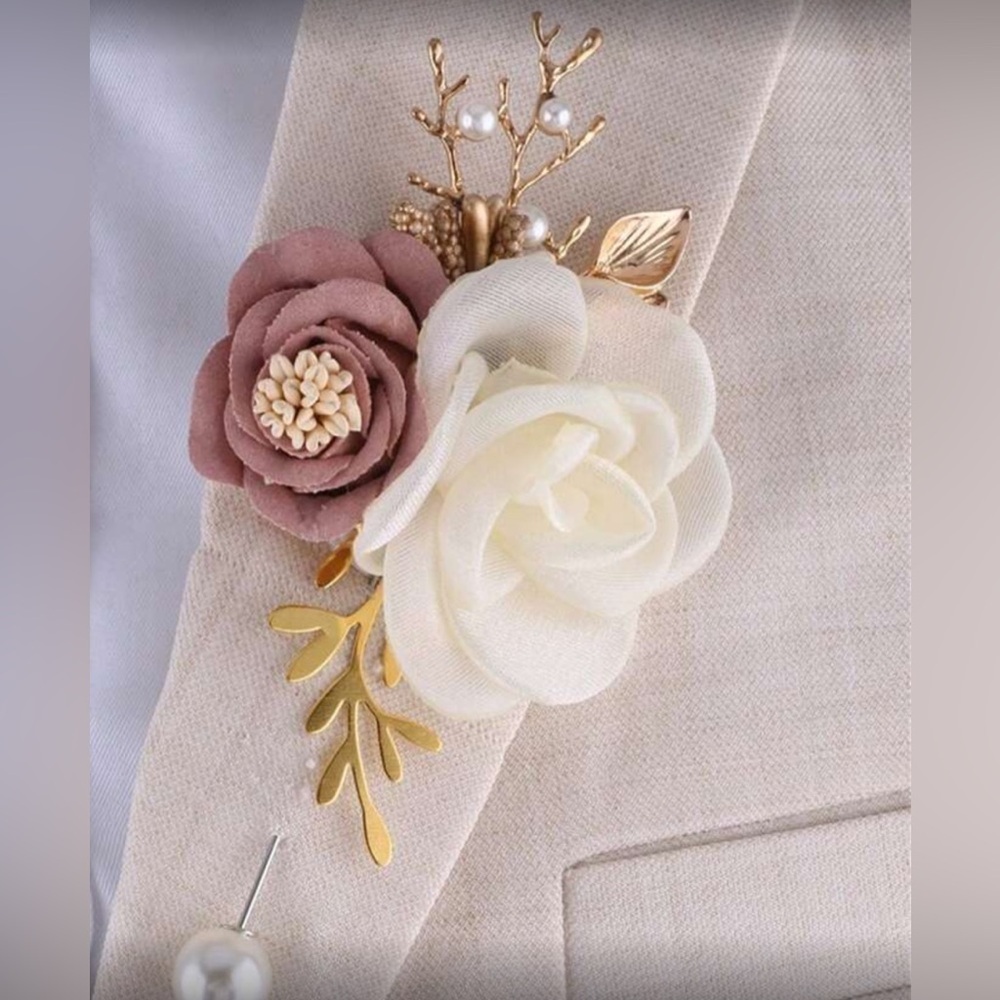 ✨NEW Elegant Floral Brooch with Gold Accents - Picture 2 of 3